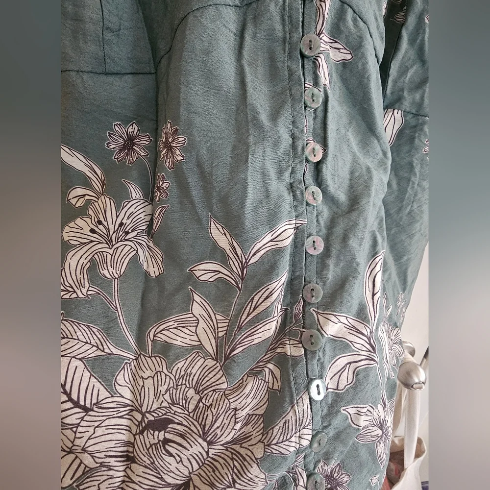 Floral Button-Down Blouse - Picture 6 of 7